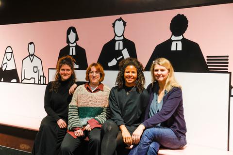 Sie bereiten ein neues Festival vor: Goldie Röll (von links), Lara Yilmaz und Jessica Weisskirchen gehören zum Organisationsteam des Festivals „Summer up”. Operndirektorin Kirsten Uttendorf hat das Treffen der Regie-Assistenten nach Darmstadt geholt.