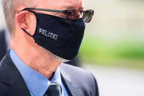 Jeder Polizist kann eine Maske tragen, er muss aber nicht. Symbolfoto: dpa 