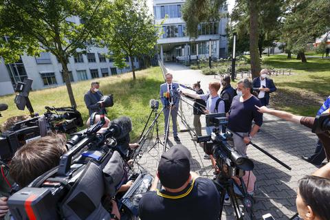 Pressekonferenz nach dem Giftanschlag auf das Gebäude L2/01 auf der Lichtwiese der TU Darmstadt.  Foto: Guido Schiek / VRM BIld