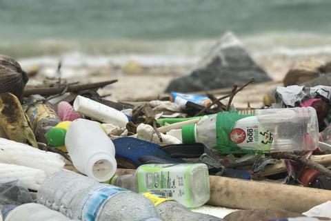 Plastik an einem Strand im Golf von Thailand: Wissenschaftler wollen dafür sorgen, dass Kunststoffe verstärkt zurück in den Stoffkreislauf gelangen. Archivfoto: dpa