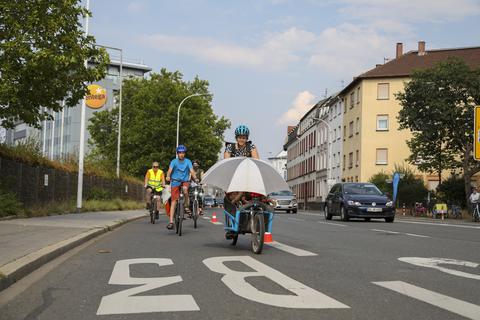 Radfahrer nahmen im Sommer 2020 die Kasinostraße in Beschlag. Archivbild: Andreas Kelm