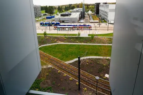 Die neue Wendeschleife der Lichtwiesenbahn vom Hörsaal- und Medienzentrum aus gesehen. 