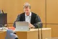 Staatsanwalt Nico Kalb plädierte am Montag im Darmstädter Landgericht auf fahrlässig herbeigeführten Vollrausch und forderte für den Angeklagten drei Jahre Haft. Der Mann hatte während einer durch Cannabis induzierten Psychose seine Steuerungsfähigkeit verloren und eine junge Frau gewürgt sowie mit Messerstichen lebensgefährlich verletzt.