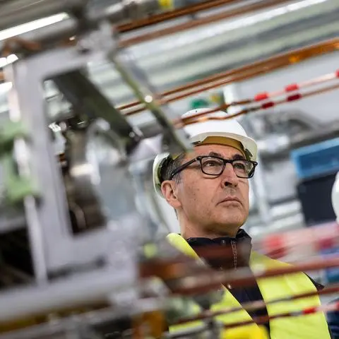 Noch-Bundesforschungsminister Cem Özdemir lässt sich ein technisches Element des Fair-Beschleunigerrings erklären.