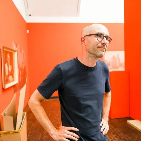 Leuchtende Farben hat Ausstellungsarchitekt Felix Seyfarth für viele der runderneuerten Säle in den Ausstellungshallen auf der Mathildenhöhe ausgewählt. Hier begutachtet er die Vorbereitungen im Saal mit expressionistischer Kunst.