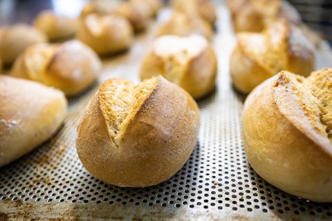 Frisch aus dem Ofen: Wecken aus der Bäckerei Hofmann in Eberstadt. Gerade das Bäckerhandwerk gilt seit Herbst 2022 als Sinnbild des von der Energiekrise gebeutelten Mittelstands.