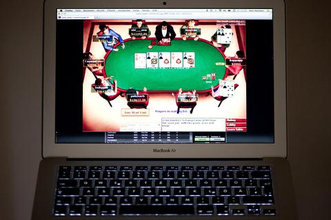 Die virtuelle Pokerrunde lädt zum Mitzocken ein – dabei geht es oft nicht um Spielgeld. Foto: dpa