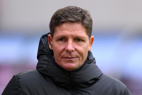 Frankfurts Trainer Oliver Glasner steht im Stadion.