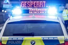 Ein Streifenwagen der Polizei steht auf einem gesperrten Autobahnabschnitt.