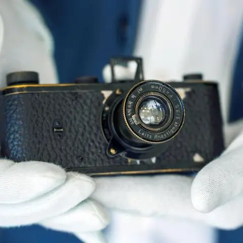 Ein über 100 Jahre alter Prototyp einer Leica-Kleinbildkamera ist bei einer Auktion für 7,2 Millionen Euro versteigert worden.