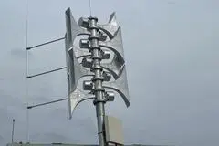 Eine elektronische Sirene auf dem Dach einer Berufsschule.
