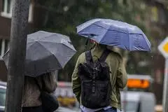 Ein Regenschirm in der Tasche oder im Kofferraum wird sich in den kommenden Tagen vermutlich lohnen. (Symbolbild)