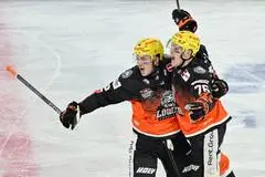 Löwen-Kapitän Maksim Matushkin und Teamkollege Daniel Wirt (rechts) hoffen in der neuen Saison auf viel Grund zum Jubeln. (Archivbild)