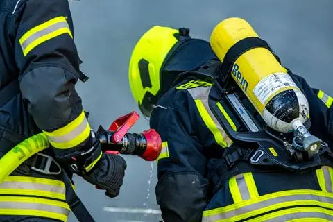 Laut Polizei ist bereits jetzt klar, dass das Haus in Lich nach Abschluss der Löscharbeiten unbewohnbar sein wird. Unser Foto stammt aus dem Archiv.