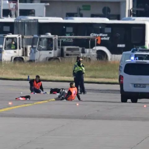 Ministerpräsident Boris Rhein (CDU) hat deutliche Worte für die Aktivisten, die den Flugverkehr mitten in der Ferienzeit am Frankfurter Airport gestört haben.