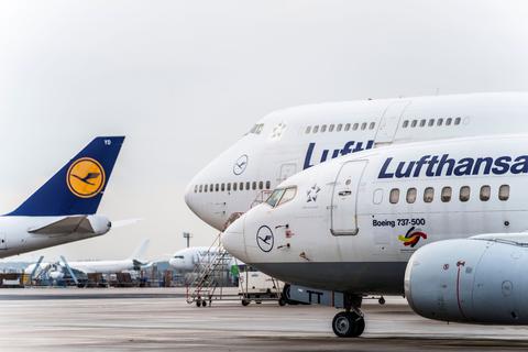 Lufthansa-Maschinen stehen auf dem Vorfeld.