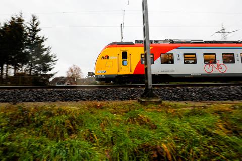 Eine Hessische Landesbahn auf dem Weg von der Grube Messel zum Bahnhof in Dieburg. Foto: Guido Schiek / VRM Bild