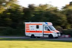 Zwei Autofahrer aus dem Kreis Gießen wurden nach einem Unfall mit schweren Verletzungen ins Krankenhaus gebracht. 