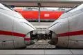 Zwei ICE-Züge der Deutschen Bahn sind auf dem Bahnhof zusammengekoppelt.
