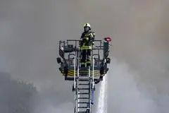 Gesund, fit, motiviert und mit 65 Schluss? Künftig sollen hessische ehrenamtliche Feuerwehrleute auf Wunsch auch bis 67 aktiv sein können. (Symbolbild)