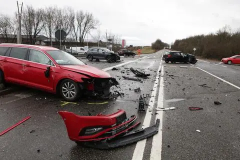 Beim Unfall am freitagmorgen auf der L401, an der Kreuzung des Albiger Gewerbegebietes sind fünf Personen verletzt worden. Zudem entstand ein erheblicher Sachschaden. 