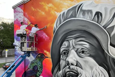 Daniel Ferino (rechts) aus Eich und Philip Walch aus Laupheim arbeiten zusammen an einem Graffiti in Miami.