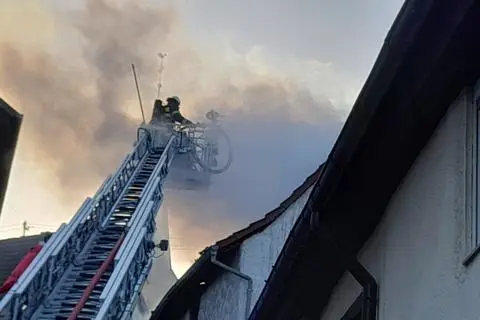 Die Feuerwehr ist in Windesheim nach einem Brand mit einem Großaufgebot im Einsatz.