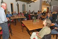 Gastgeber Hans-Peter Müller (links) hieß die Gäste zur ersten „For-Future-Party“ im Volxheimer Bio-Weingut Brühler Hof willkommen.