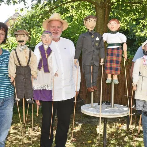 Mit Stabpuppen, die Heike Kinkel (links) gebastelt hat, wird das von ihr verfasste Theaterstück „Was wäre, wenn…?“ am Sonntag, 8. September, um 13.30 sowie um 15.00 Uhr in der Synagoge Guldental aufgeführt. Dabei wird Kinkel durch Pfarrer i. R. Wolfgang Fleißner (Mitte) und Renate Bodtländer (rechts) unterstützt.
