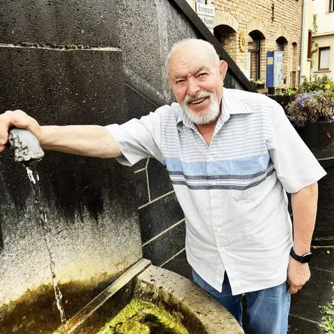 Reinhard Koch genießt den Ruhestand. Viele in der Umgebung kennen ihn noch als ihren Briefträger. Sein Lieblingsplatz ist der Brunnen vor seinem Wohnhaus in Guldental. Die Gewerkschaft Verdi ehrt ihn nun für 65-jährige Mitgliedschaft.