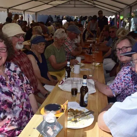 Fröhliche Stimmung beim Backhausfest in Schwalbach. Das Zelt steht mitten auf der Bonbadener Straße, die am Sonntag für den Autoverkehr gesperrt ist.