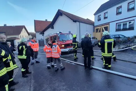 Die Feuerwehr ist in Windesheim nach einem Brand mit einem Großaufgebot im Einsatz.