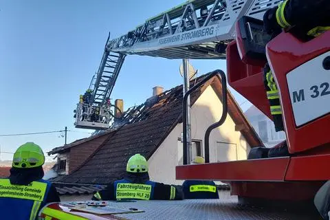 In der engen Gasse im Ortskern war am Mittwochmorgen ein Brand ausgebrochen. Weil das Gebäude, ein Staffelgeschoss, nicht einfach zu betreten war, löschte die Feuerwehr über zwei Drehleitern den Brand. 