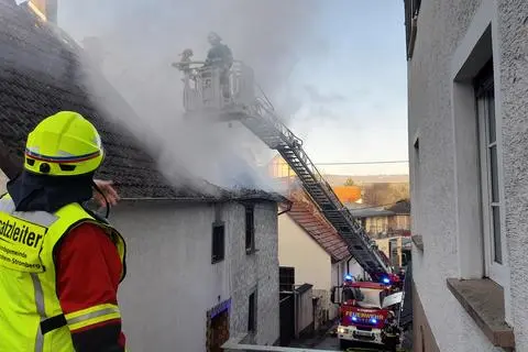 Die Feuerwehr ist in Windesheim nach einem Brand mit einem Großaufgebot im Einsatz.