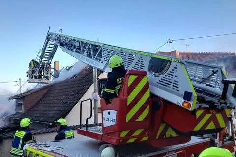Die Feuerwehr ist in Windesheim nach einem Brand mit einem Großaufgebot im Einsatz.
