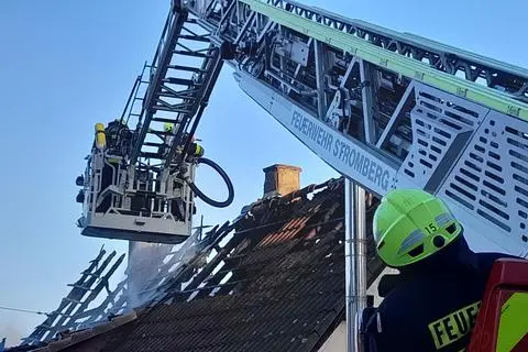 Die Feuerwehr ist in Windesheim nach einem Brand mit einem Großaufgebot im Einsatz.