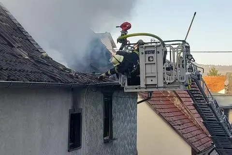 Die Feuerwehr ist in Windesheim nach einem Brand mit einem Großaufgebot im Einsatz.