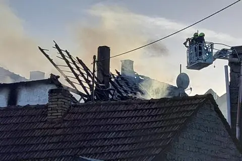 Die Feuerwehr ist in Windesheim nach einem Brand mit einem Großaufgebot im Einsatz.
