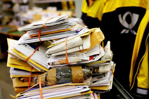 Internetshopping boomt, die Paketflut wächst. Zur Folge hat das, dass immer mehr Briefträger sowohl Briefe als auch Päckchen und Pakete gemeinsam zustellen. Foto: dpa