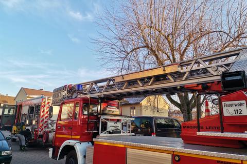 25 Mitglieder der Freiwilligen Feuerwehr Heppenheim-Mitte haben am Montagnachmittag in der Nibelungenschule Schlimmeres verhindert.
