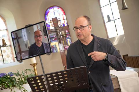 In der evangelischen Kirche in Nordheim entstehen die meisten Videos von „Einfach glauben“. Pfarrer Arne Polzer filmt sich dafür selbst. Foto: Thorsten Gutschalk