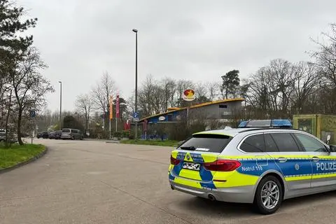 Einsatzkräfte an der Autobahnraststätte Alsbach West.