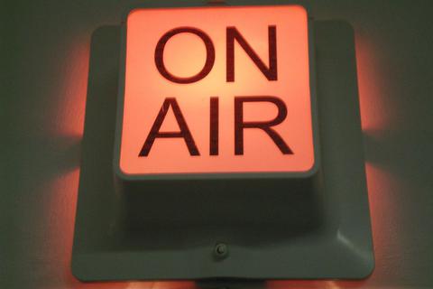 Ein rotes „On Air“-Zeichen aus einem Radiostudio.