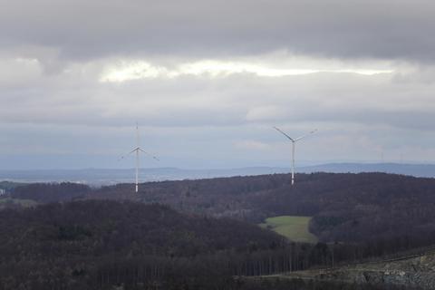 Die Windkraftanlagen auf dem Silberberg in Ober-Ramstadt sind seit Januar in Betrieb und zwei von insgesamt elf Windkraftanlagen im Landkreis. Archivfoto: Guido Schiek