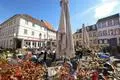 Viele Menschen zieht es bei den ersten Sonnenstrahlen nach draußen. Hier genießen Gäste die Frühlingssonne auf dem Marktplatz in Groß-Umstadt.