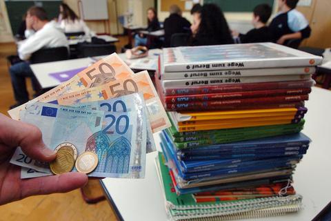 Rund 120 bis 230 Euro kosten Schulbücher pro Schuljahr. Die Gebühr für die Ausleihe beträgt rund 50 Euro.