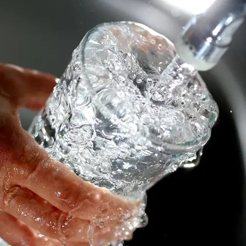 Aus einem Wasserhahn sprudelt Trinkwasser. Etliche Liter gehen auf dem Weg in die Häuser allerdings verloren.
