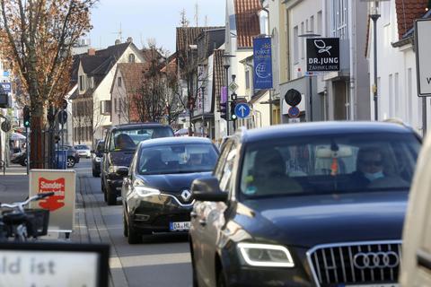 Viele Autos fahren durch die Eberstädter Straße. Jetzt soll ein Konzept aufzeigen, wie es gelingen kann, den Verkehr zurückzudrängen, um die Einkaufsstraße attraktiver zu machen. Foto: Karl-Heinz Bärtl