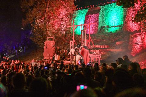 An mehreren Stationen bietet das Halloween Fest auf der Burg Frankenstein auch lustig-schaurige Vorführungen an. Teils mit Akteuren aus den eigenen Reihen, teils auch mit mehr oder minder Freiwilligen Besuchern. Foto: Dirk Zengel
