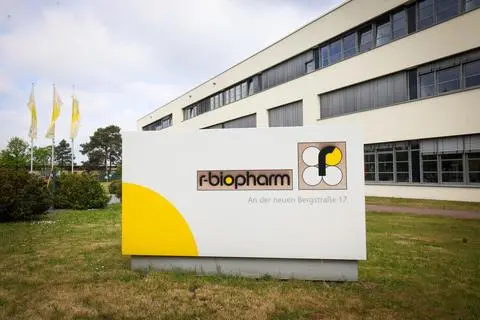 Pfungstädter Unternehmen kämpft gegen Tuberkulose - Das Unternehmen R-Biopharm entwickelt Tests, die die Krankheit, die weiter zu einer der häufigsten Todesursachen weltweit zählt, schnell und einfach erkennen soll. Hier Dirk DRessler mit einem Test-Kit.